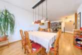 Esszimmer-mit-sechs-Stuehlen-steht_Web - Wohnen zum Wohlfühlen – 3,5 Zimmer, in ruhiger Lage in Friedrichshafen-Manzell
