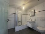 Moderne 2,5 Zimmer-Maisonette-Wohnung in Friedrichshafen-West mit schöner Sicht ins Grüne - bad